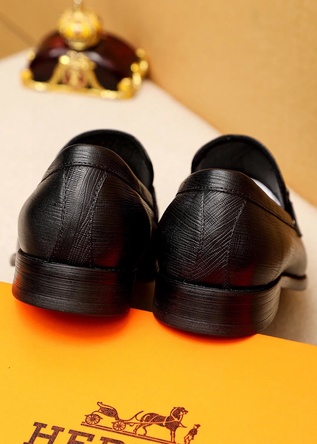 Men's shoes 💰460 💐 Product trademark: HERMES "Hermès" casual leather shoes Regular size: 39-44 (38.45.46🉑️Customized) Product materials: Selected imported first-layer calfskin embossed upper + classic hardware buckle, imported water-dyed 🐂 cowhide lining. Strong three-dimensional visual effect, combined outsole Color: 1⃣️color optional
